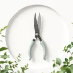 Professionele snoeischaar met metalen lemmet omringd door geometrische cirkels en abstracte plantvormen op witte achtergrond