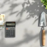 Calculator met eurobankbiljetten en tuinschepje op betonnen werkblad in minimalistische tuinwerkruimte
