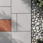 Tuintegels in geometrisch patroon met grijze tegels, terracotta en natuursteen met prijsaanduidingen