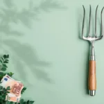 Tuingereedschap van bovenaf met schep, snoeischaar en hark op groene ondergrond met eurobiljetten in hoek