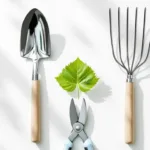 Tuingereedschap in geometrisch patroon met spade, snoeischaar en hark rond groen blad op wit oppervlak