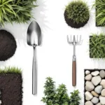 Tuingereedschap in geometrische opstelling van bovenaf: schop, snoeischaar en hark met aarde, gras en stenen op wit.