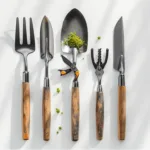 Tuingereedschap in geometrisch patroon van bovenaf: schep, snoeischaar, hark en troffeltje op witte achtergrond