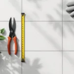 Tuingereedschap symmetrisch gerangschikt op betonnen oppervlak: snoeischaar, meetlint, handschoenen en planten bovenaanzicht