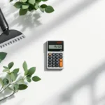 Rekenmachine omringd door tuingereedschap op witte ondergrond, bovenaanzicht met natuurlijk licht en geometrische compositie