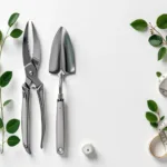 Tuingereedschap symmetrisch gerangschikt van bovenaf: snoeischaar, schepje en meetlint met groene bladeren op wit.