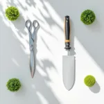 Tuingereedschap in geometrisch patroon met snoeischaar, schoffel en heggenschaar op witte ondergrond met buxus