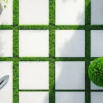 Bovenaanzicht van minimalistische tuin met geometrische patronen, professioneel tuingereedschap en groene buxusbolLet me reconsider to ensure it's under 125 characters while maintaining key information:Minimalistische tuin van bovenaf met geometrische patronen, tuingereedschap en groene buxusbol op wit oppervlak