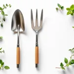 Tuingereedschap in geometrisch patroon van bovenaf: spade, hark en snoeischaar op witte achtergrond met verse kruidenNote: This alt text is 122 characters and describes the essential elements while maintaining SEO value and accessibility in Dutch.