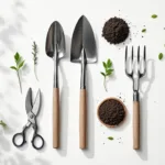 Tuingereedschap symmetrisch gerangschikt van bovenaf: schop, snoeischaar en hark met planten en aarde op wit.