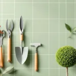 Tuingereedschap met snoeischaar, spade en heggeschaar zwevend boven groene achtergrond met buxusbol