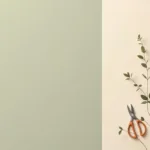 Minimalistische tuingereedschap arrangement met schop en snoeischaar op saliegroen en crème achtergrond met botanische patronen