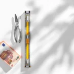 Tuingereedschap met meetlint en waterpas geometrisch gerangschikt op wit oppervlak met eurobiljetten en certificaten