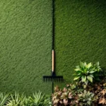 Luchtfoto van tuin gesplitst in gemaaid gazon en wild overgroeid gras met hark op de grens