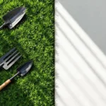 Bovenaanzicht tuinwerkplek met gereedschap op gras en eurobiljetten, gescheiden door diagonale lijn