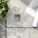 Calculator met euromuntjes op tuinontwerp blauwdruk, bovenaanzicht van werkruimte voor tuinplanning en budgettering