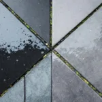 Tuinpad met geometrische tegels, half nat van regen en half droog, bovenaanzicht met contrast en vakmanschap